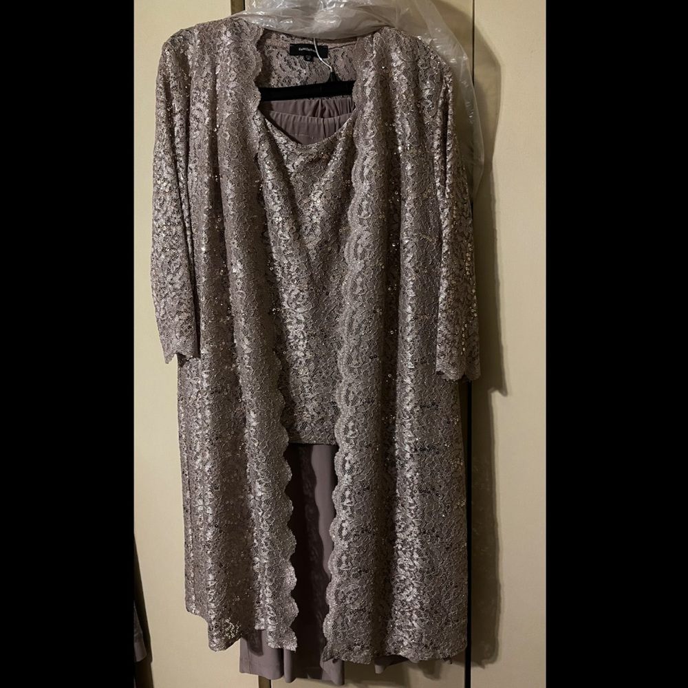 Beautiful and elegant pant suit. Used once. Excellent condition!!